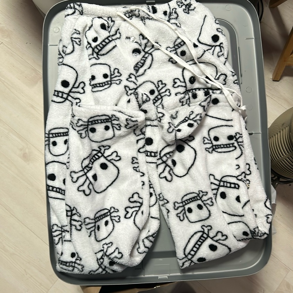 New without tags fleece skull pajamas women’s XS with drawstrings